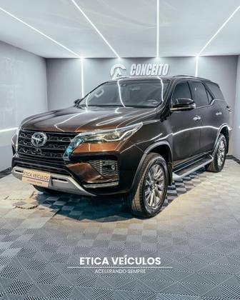 TOYOTA HILUX SW4 2.8 D-4D TURBO DIESEL SRX 7L 4X4 AUTOMÁTICO